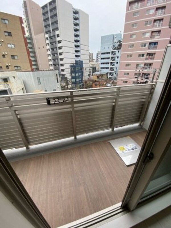 バルコニー(開放的で明るい空間を演出してくれるバルコニーです)