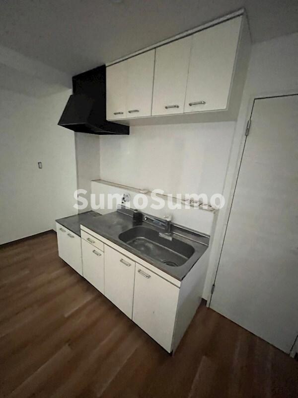 物件内観写真4　(コンパクトなキッチンで掃除もラクラク)