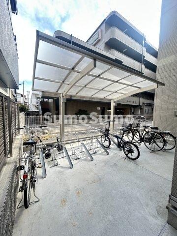 物件外観写真3　(駐車場があるので、車を買う予定の方も安心です)