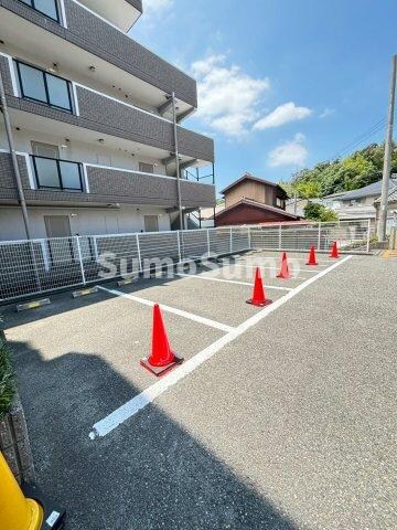 物件外観写真2　(駐車場があるので、車を買う予定の方も安心です)