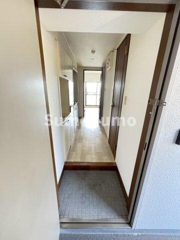 物件内観写真4　(明るい玄関です)