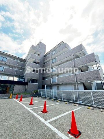 物件外観写真3　(駐車場があるので、車を買う予定の方も安心です)