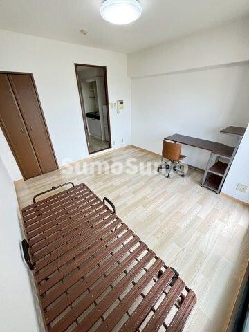 物件内観写真8　(開放的な寝室です)