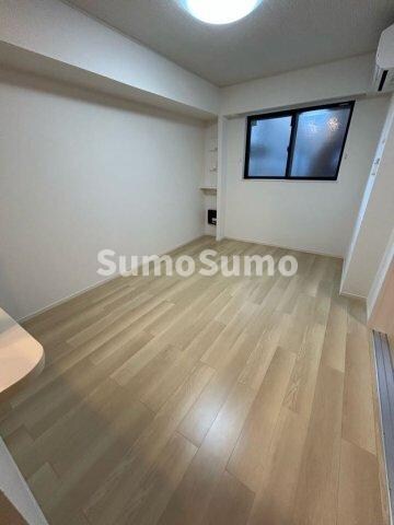 物件内観写真5　(広くて明るい寝室)