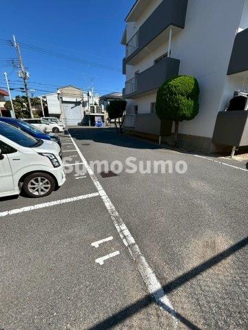 物件外観写真2　(駐車スペースもあります)