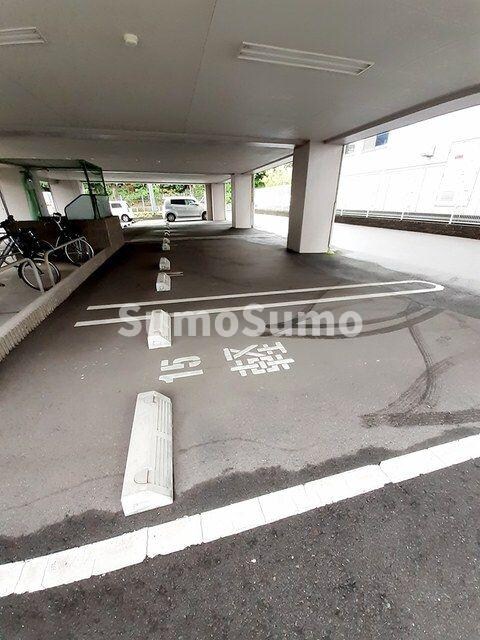 物件外観写真3　(駐車スペースもあります)