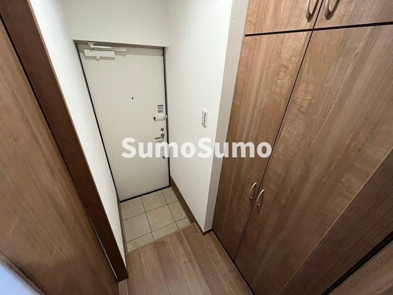 物件内観写真4　(明るい玄関です)