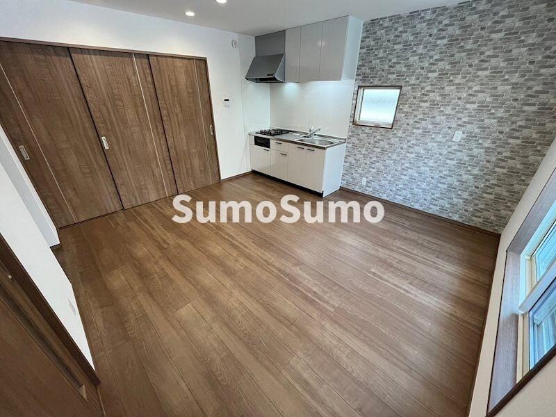 物件内観写真6　(落ち着いた色調の寝室です)