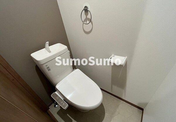 トイレ(落ち着いた色調のトイレです)