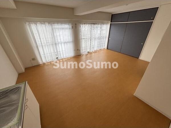 物件内観写真3　(こちらの居間で趣味の時間をお楽しみください)