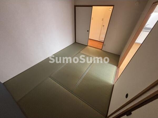 物件内観写真4　(フローリングだけでなく、和室もあります)