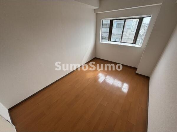 物件内観写真6　(落ち着いた色調の寝室です)