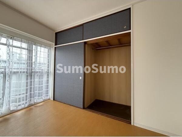 物件内観写真10　(たっぷりとした収納スペースです)