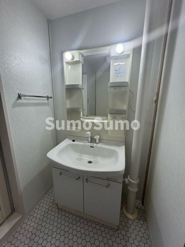 物件内観写真10　(独立洗面台、朝の身支度には欠かせません)