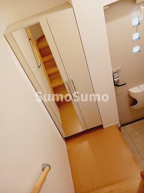 物件内観写真3　(収納もある玄関です)