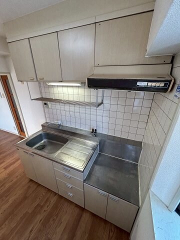 物件内観写真4　(コンパクトなキッチンで掃除もラクラク)