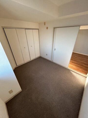 物件内観写真5　(広くて明るい寝室)