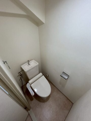 物件内観写真9　(ゆったりとした空間のトイレです)