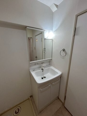 物件内観写真10　(広い洗面スペース)