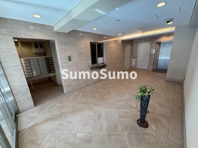 物件外観写真3　(清潔なロビーです)