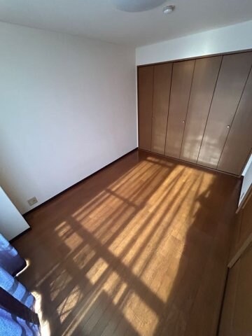 物件内観写真6　(広くて明るい寝室)