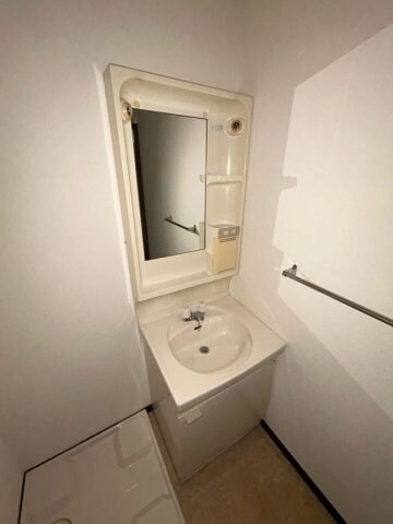 物件内観写真11　(スペースが確保できる洗面所です)