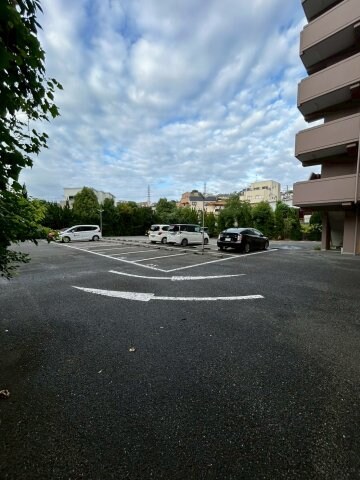 物件外観写真5　(駐車スペースもあります)