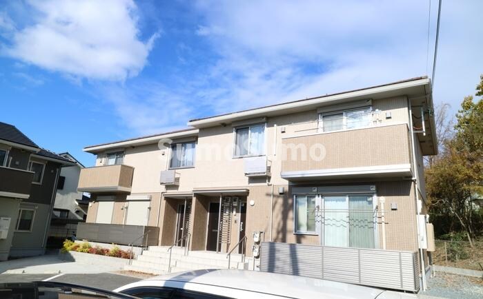 物件外観写真1　(外観は落ち着いています)