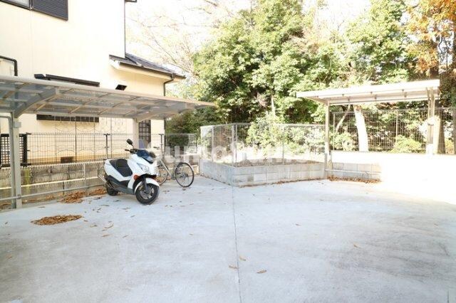 物件外観写真2　(車をお持ちの方に嬉しい駐車場付きの物件です)