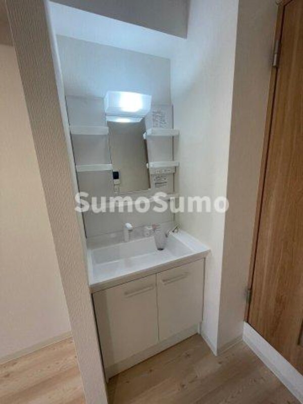 洗面・脱衣所(忙しい朝には欠かせない洗面所です)