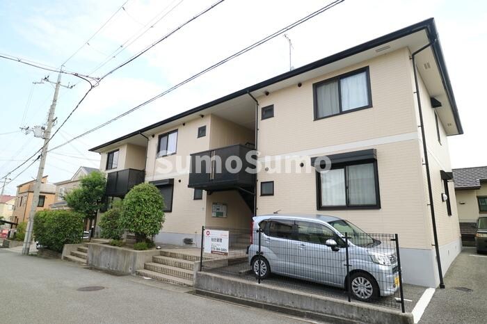 物件外観写真1　(落ち着いた雰囲気の外観です)