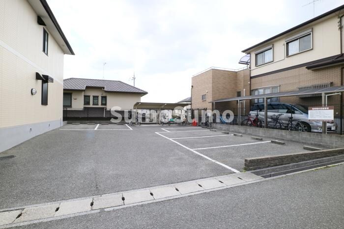 物件外観写真2　(駐車場完備です)