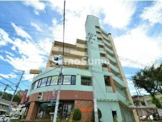 物件外観写真1　(外観は落ち着いています)