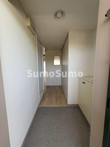 物件内観写真2　(収納もある玄関です)