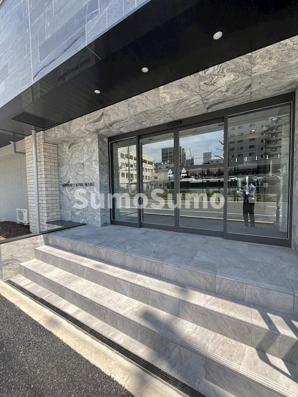 物件外観写真2　(落ち着いたエントランスです)