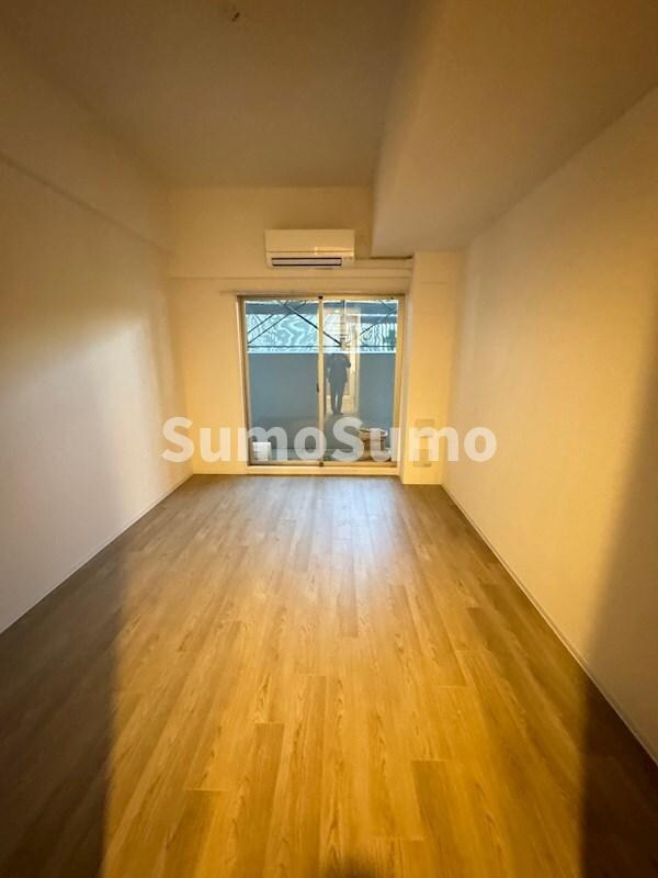 物件内観写真11　(広くて明るい寝室)