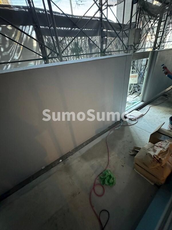 物件内観写真13　(開放的で明るい空間を演出してくれるバルコニーです)