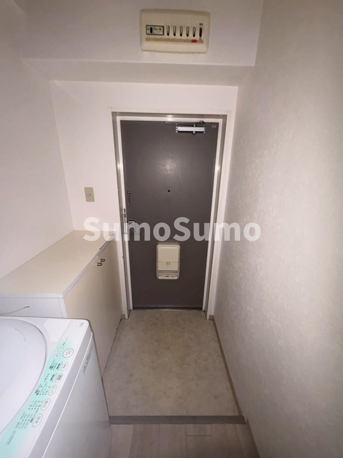 物件内観写真8　(ゆったりとした玄関です)