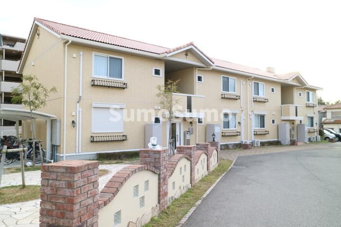 物件外観写真1　(外観は落ち着いています)