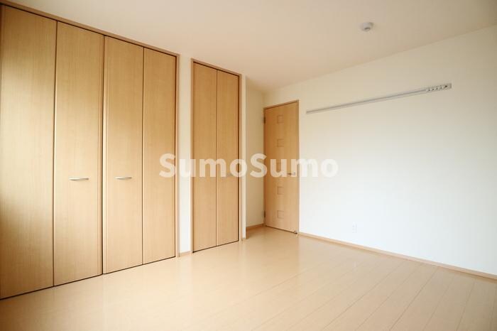 物件内観写真5　(広くて明るい寝室)