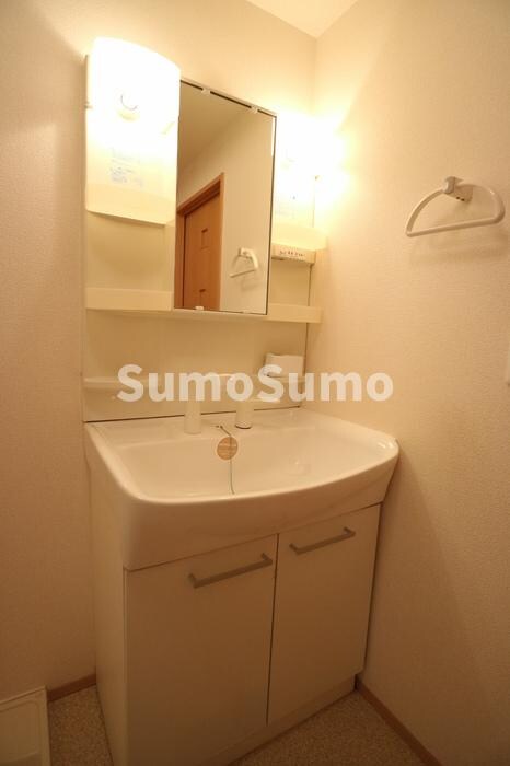 物件内観写真7　(ゆったりとスペースのある洗面所)