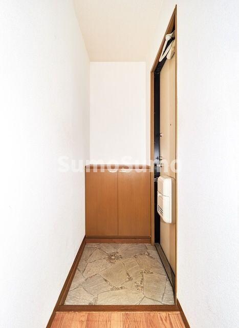 物件内観写真3　(収納もある玄関です)