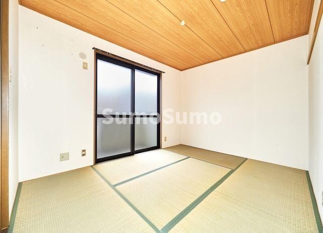 物件内観写真5　(和室がひろがる居住スペース)