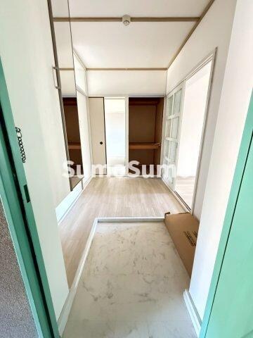 物件内観写真4　(ゆったりとした玄関です)