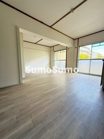 物件内観写真5　(おしゃれな居間です)