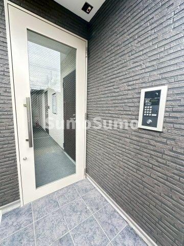 物件外観写真2　(ゆとりのあるエントランスです)