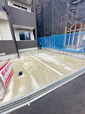 物件外観写真3　(車をお持ちの方に嬉しい駐車場付きの物件です)