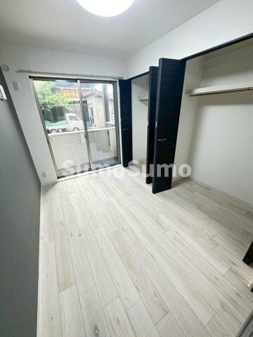 物件内観写真8　(落ち着いた色調の寝室です)