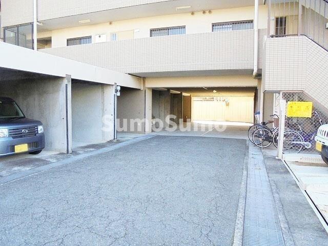 物件外観写真2　(車をお持ちの方に嬉しい駐車場付きの物件です)