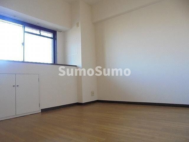 物件内観写真7　(落ち着いた色調の寝室です)